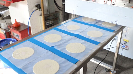 Ligne de production de tortillas automatique à faible coût et à faible encombrement avec diviseuse-formeuse pour la fabrication uniforme de tortillas