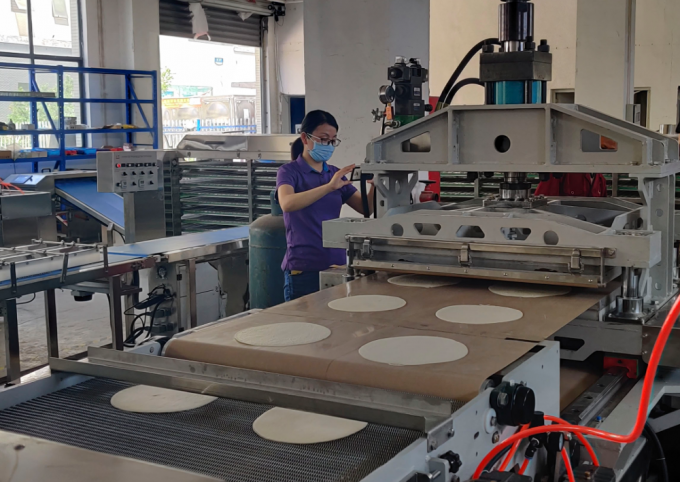 Machine à tortillas à haute vitesse à faible consommation d'énergie de 2000 pièces par heure 7