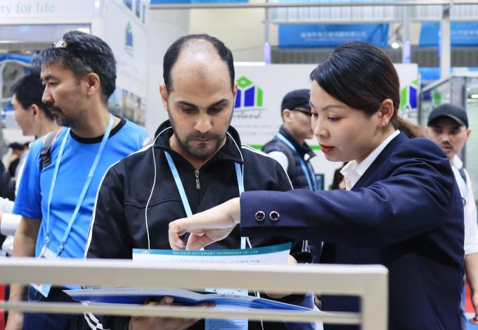 Machine à tortillas à haute vitesse à faible consommation d'énergie de 2000 pièces par heure 14